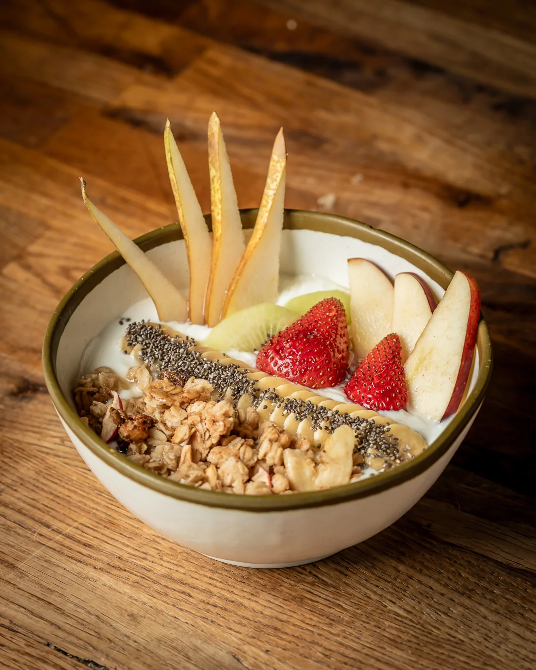 Bowl de yogur con granola y fruta fresca de La Libélula