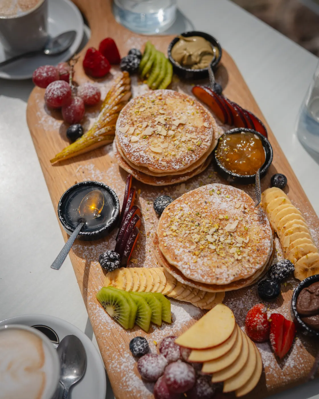 Tabla de pancakes con fruta