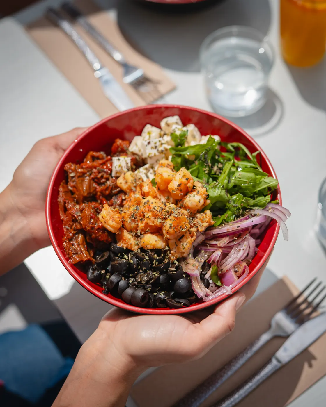 Poke bowl con gambas, feta y verduras