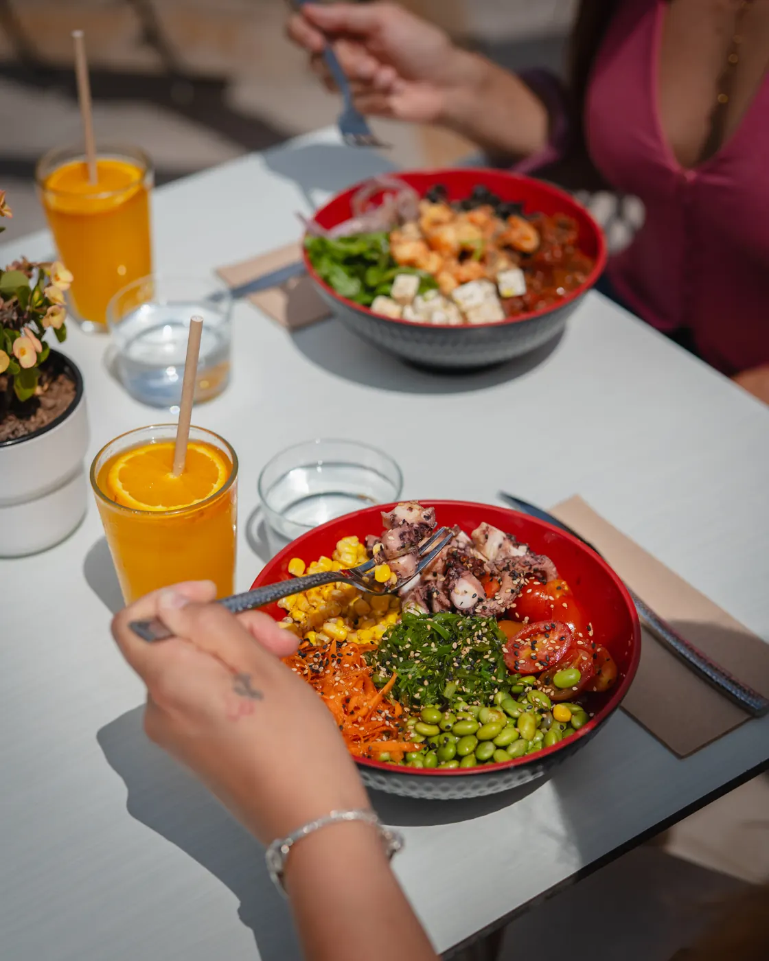 Poke bowls en la terraza