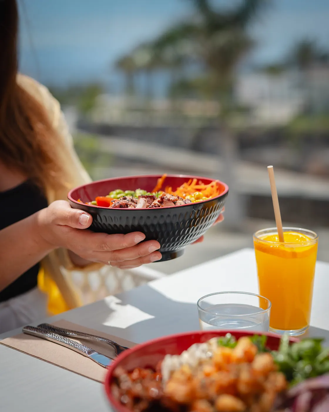 Poke bowl y zumo en la terraza