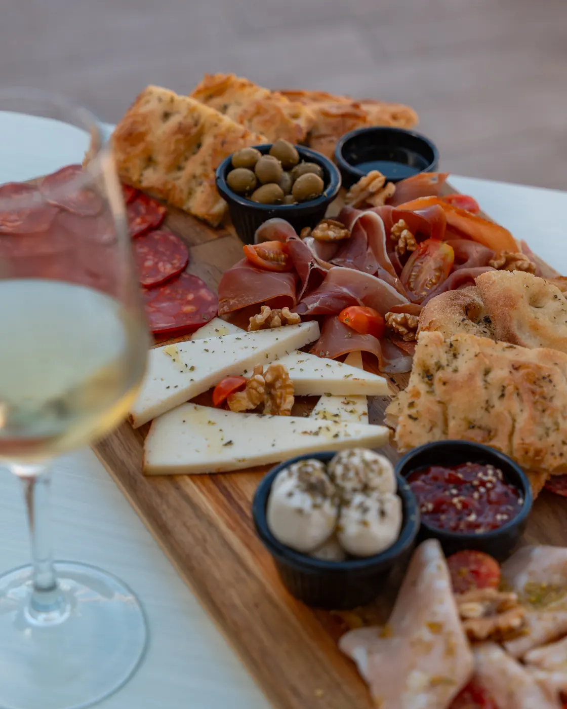 Tabla para compartir con vino en La Libélula